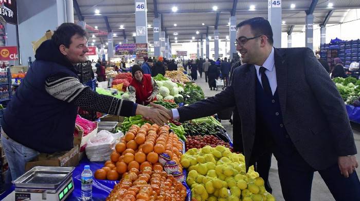 BAŞKAN ERDOĞAN, PAZARCI ESNAFINI ZİYARET EDİP TALEPLERİ DİNLEDİ