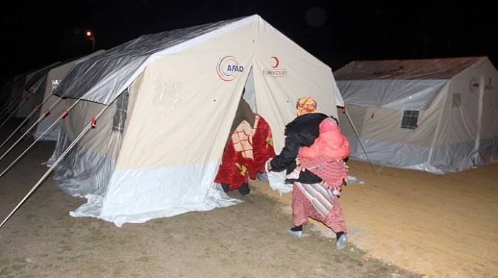 Depremzedeler çadır kapmak için yarıştı