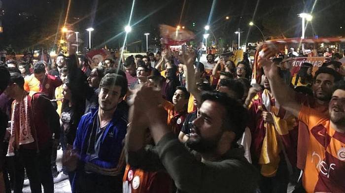 Biga’da Galatasaray Taraftarları Şampiyonluğu Kutladı