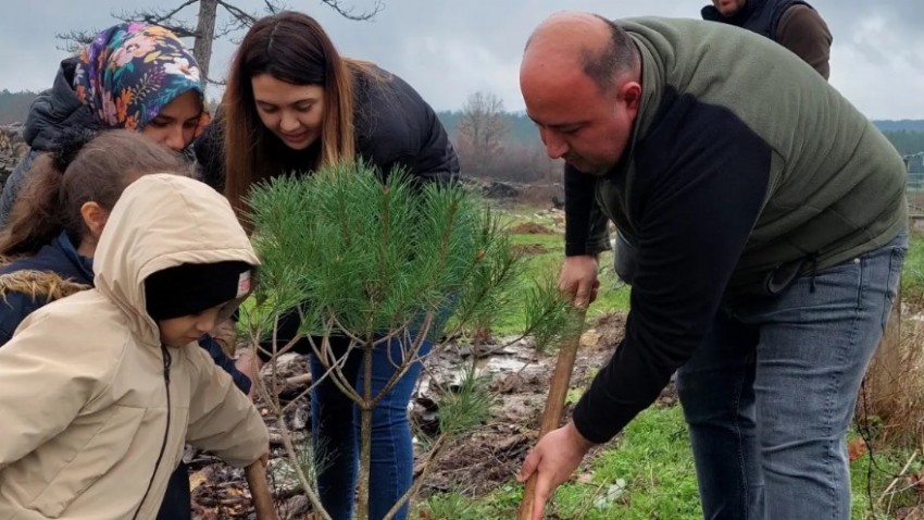 Anaokulu  Öğrencileri  Hem  Fidan Dikti Hem Ormanlarla İlgili Bilgiler Aldı