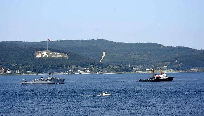 Arızalanan Rus mayın gemisi, römorkörle Çanakkale Boğazı'ndan geçirildi