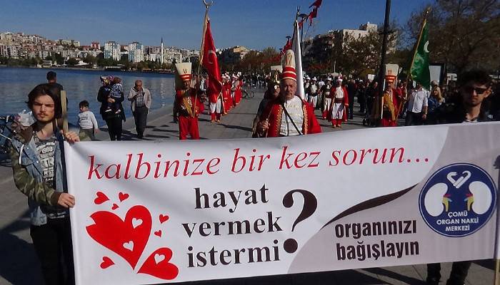 Organ bağışı farkındalığı için mehterli yürüyüş