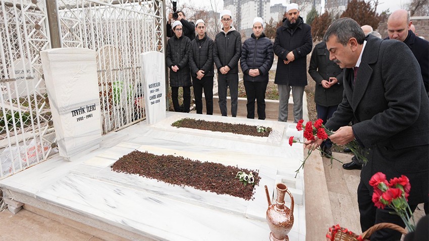 Bakan Yusuf Tekin, Tevfik İleri'nin 63. Vefat Yıl Dönümünde Kabrini Ziyaret Etti