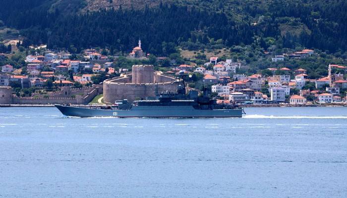 Rus savaş gemileri, peş peşe Çanakkale Boğazı'ndan geçti