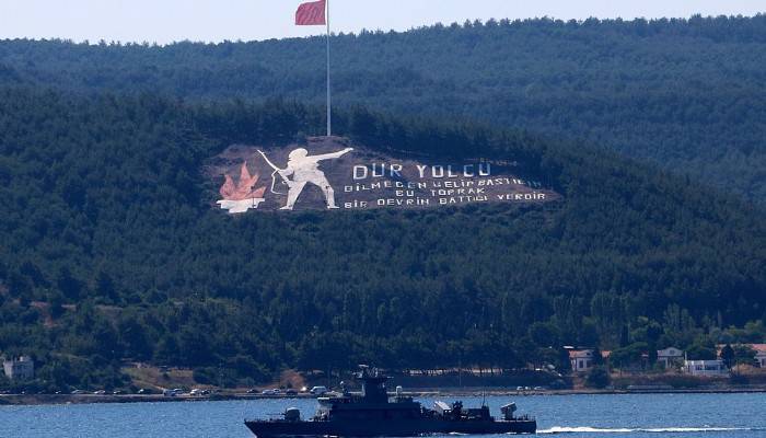 Yunanistan savaş gemisi Çanakkale Boğazı'ndan geçti