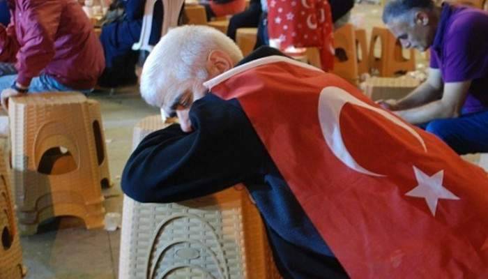 Demokrasi nöbeti tutanlar meydanlarda sabahlıyor