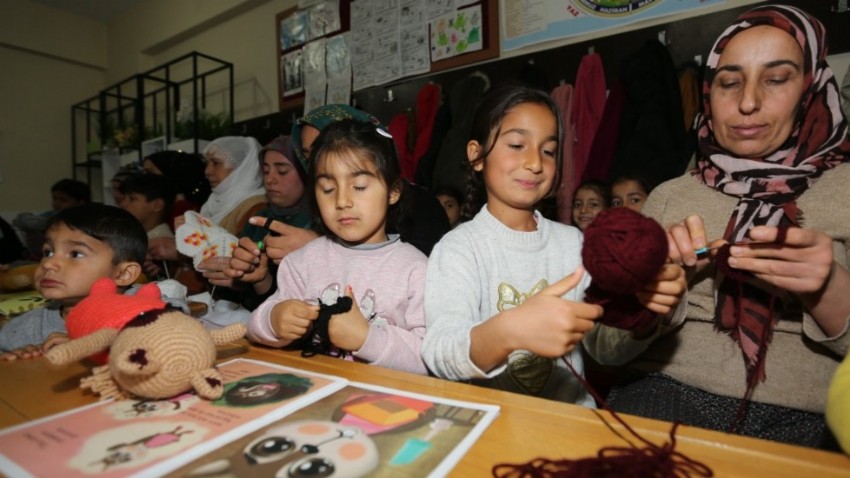 Hikâye Kitaplarındaki Karakterler Annelerin Elinde Örgü Oyuncaklara Dönüşüyor