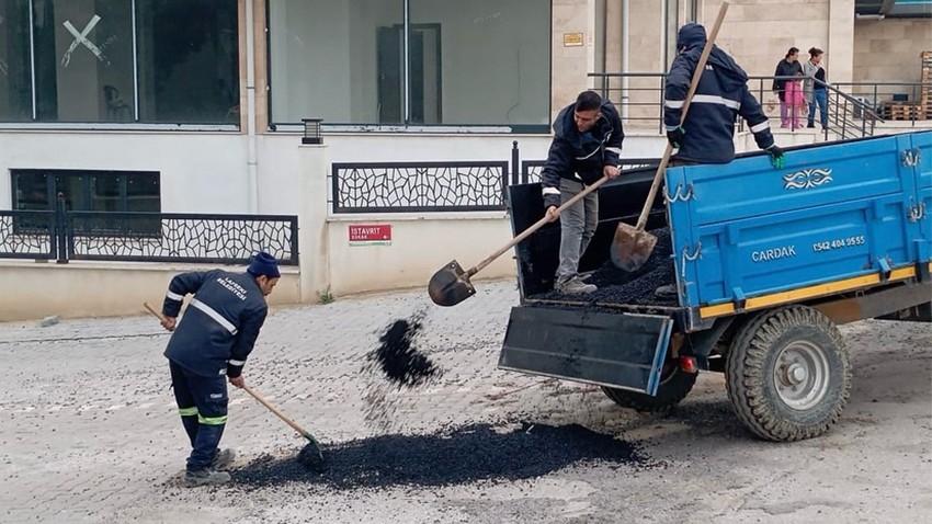 Lapseki Belediyesi'nden yol güvenliği için hızlı müdahale