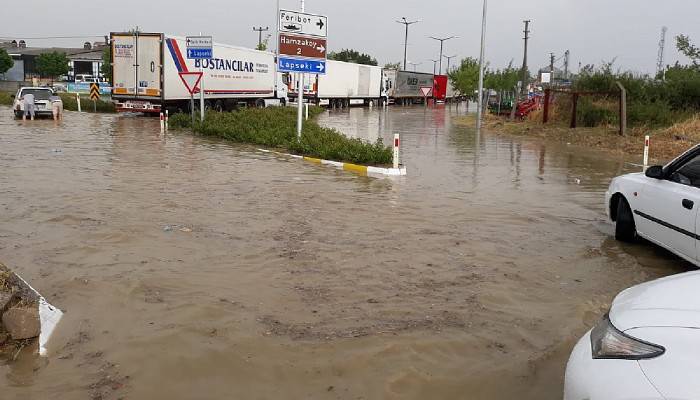 Gelibolu'da sağanak, dolu ve rüzgar yaşamı olumsuz etkiledi