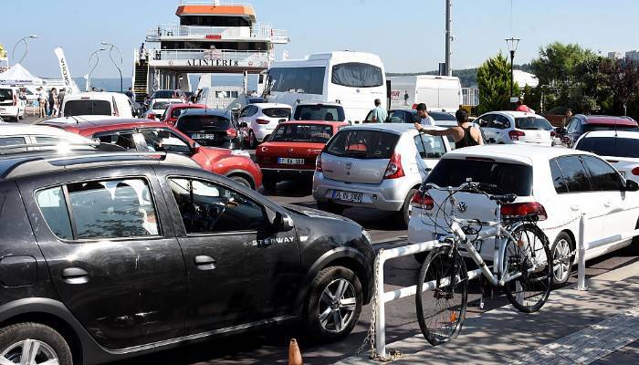 Çanakkale'de feribot yoğunluğu başladı