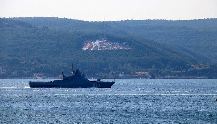 Rus askeri gemileri peş peşe Çanakkale Boğazı'ndan geçti