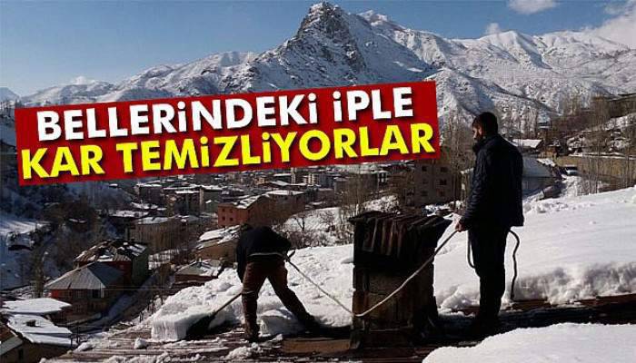  Bellerindeki iple çatılarda kar temizliyorlar