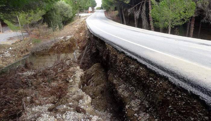 Şehitliğe giden yol bu hale geldi!