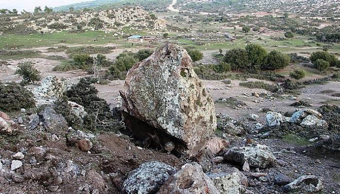 Deprem dev kayaları yerinden oynattı 