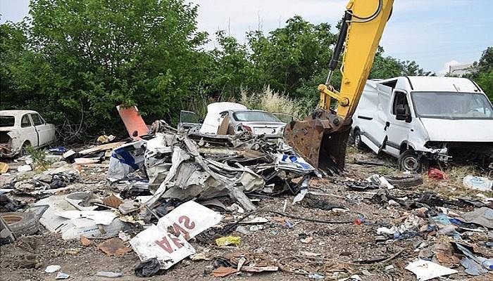 Park halindeki araçları ezip, TIR'a yükleyen 3 kişi yakalandı