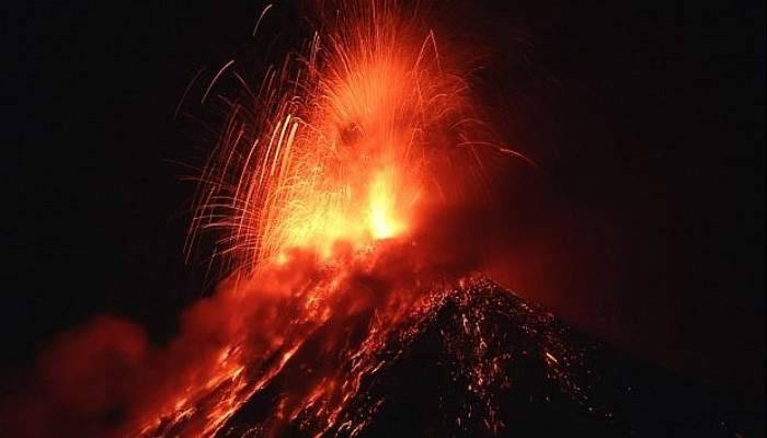  Guatemala’nın en aktif yanardağı bu yıl ilk kez patladı