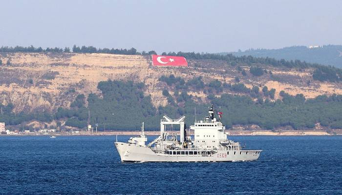 NATO'ya bağlı savaş gemileri, Çanakkale Boğazı'ndan geçti