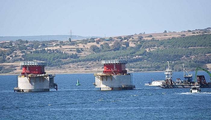 1915 Çanakkale Köprüsü ayakları bağ krişi montajı yapılıyor