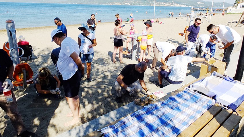 Plajda vatandaşların pisliğini temizlediler