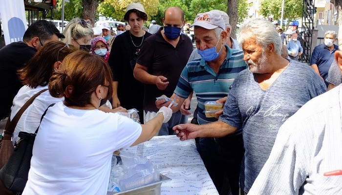 Çanakkale Belediyesinden Vatandaşlara Aşure İkramı