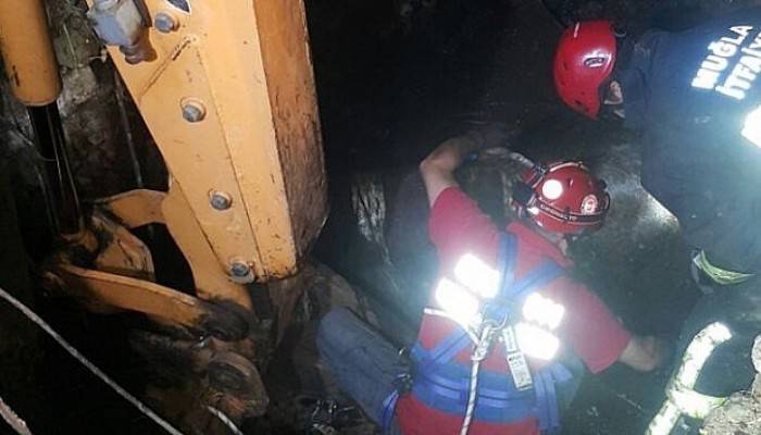  İtfaiye ekipleri kuyuya düşen inek için seferber oldular