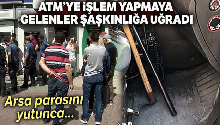 Arsa parasını yutan ATM'ye baltayla saldırdı