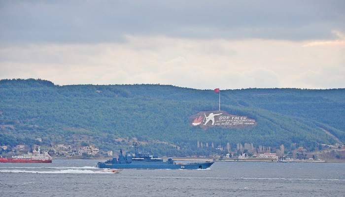 Rus askeri gemisi Çanakkale Boğazı'ndan geçti