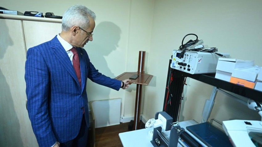 Ulaştırma ve Altyapı Bakanı Uraloğlu Cep Telefonu Test Merkezini İnceledi