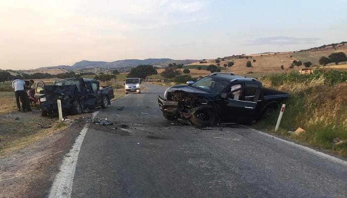 Çanakkale'de iki ticari araç çarpıştı: 1 ölü, 7 yaralı