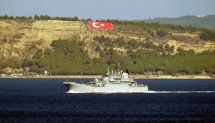 Rus savaş gemisi 'Caesar Kunikov', Çanakkale Boğazı'ndan geçti