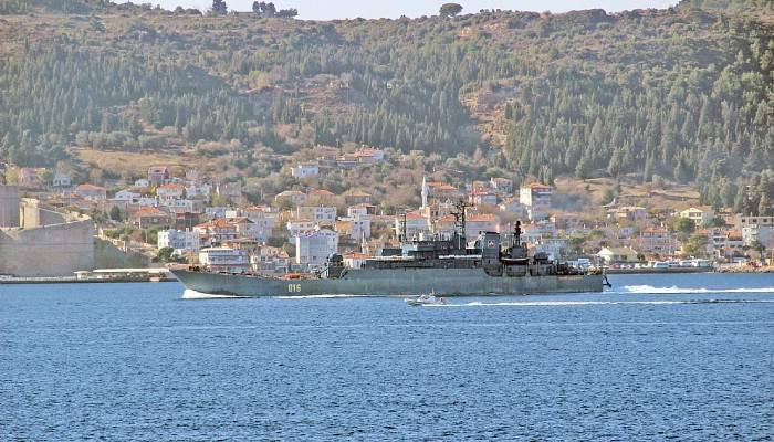 Rus savaş gemisi Çanakkale Boğazı'ndan geçti