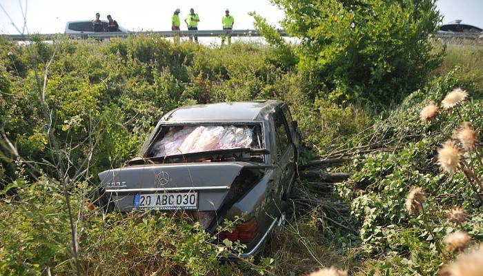 Şarampole devrilen otomobildeki baba yaralandı, oğlu öldü