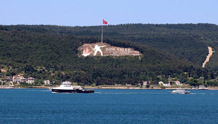 Rus askeri botu, çekilerek Çanakkale Boğazı'ndan geçti