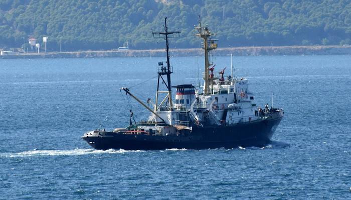 Rus askeri kargo gemisi ve askeri römorkörü Çanakkale Boğazı'ndan geçti