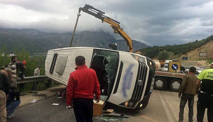  Isparta’da yolcu minibüsü ile kamyon çarpıştı: 18 yaralı