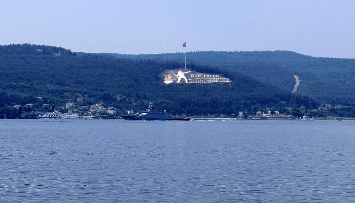 Rus savaş gemisi 'Veliky Ustyug' Çanakkale Boğazı’ndan geçti