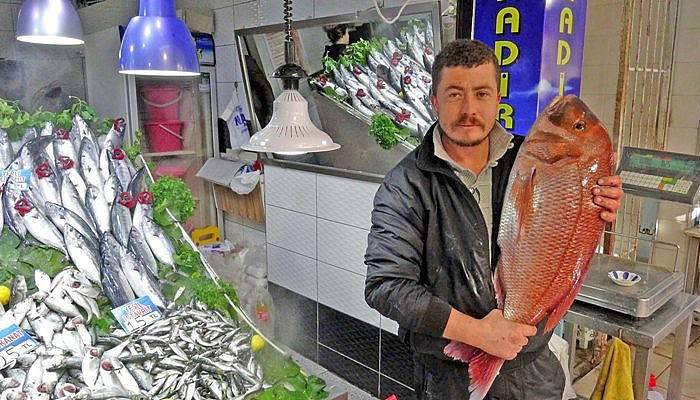 Çanakkale’de oltayla 10 kiloluk mercan balığı yakaladı