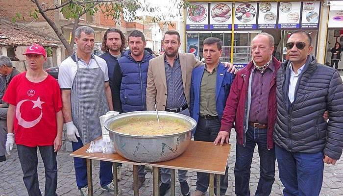 AK Partili Haner Göçmen Aşure Dağıttı