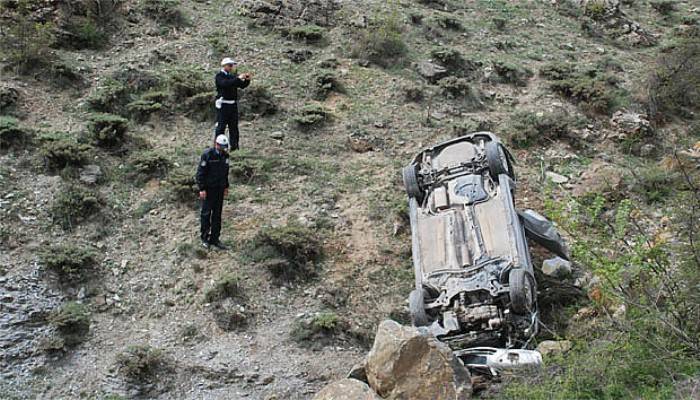  Uçuruma yuvarlanan otomobilden sağ çıktılar