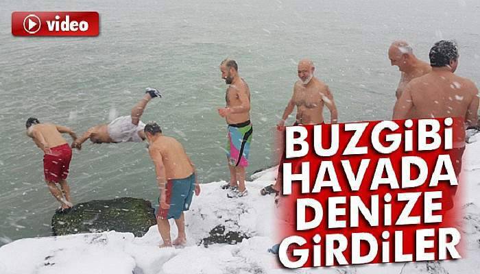 Buz gibi havada denize girdiler