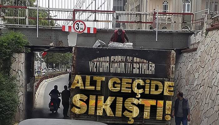 Alt geçide sıkışan kamyon uzun uğraşlar sonucu kurtarıldı