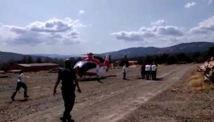 ÜZERİNE TOMRUK DÜŞMESİYLE YARALANDI, AMBULANS HELİKOPTERLE SEVK EDİLDİ