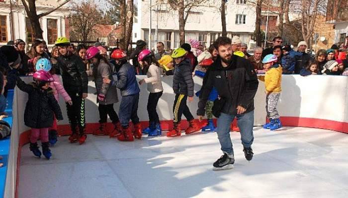 Çocuklara buz pateni sürprizi 