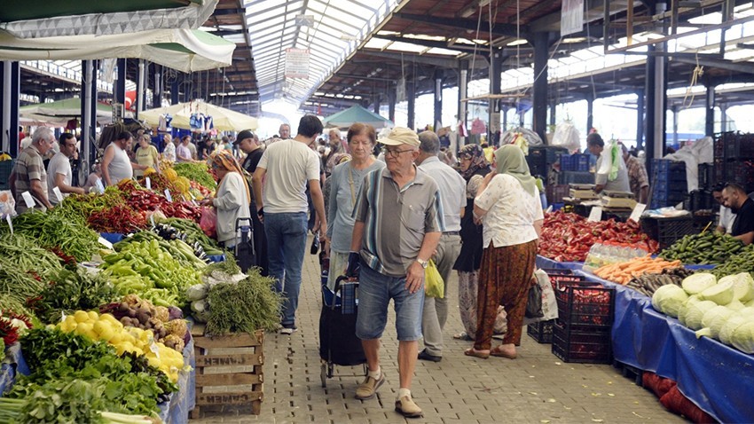 Vatandaşlar Cuma Pazarı'na yoğun ilgi gösterdi