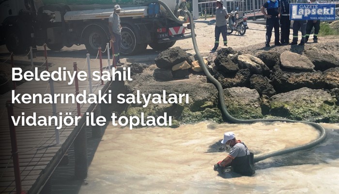 Belediye sahil kenarındaki salyaları vidanjör ile topladı