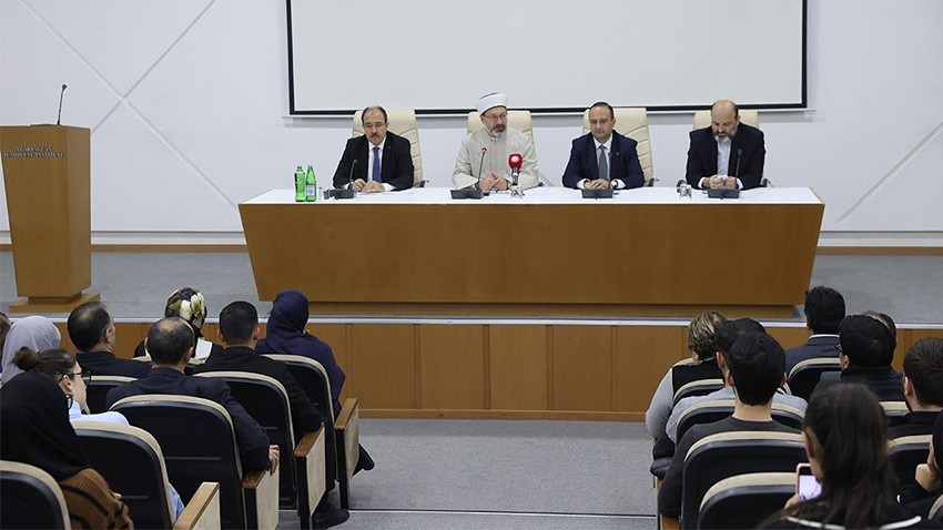 Erbaş, Bakü’de bulunan Azerbaycan İlahiyat Enstitüsü’nde öğrencilere konferans verdi