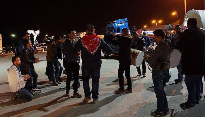 Lapseki'de davullu zurnalı asker eğlencesi