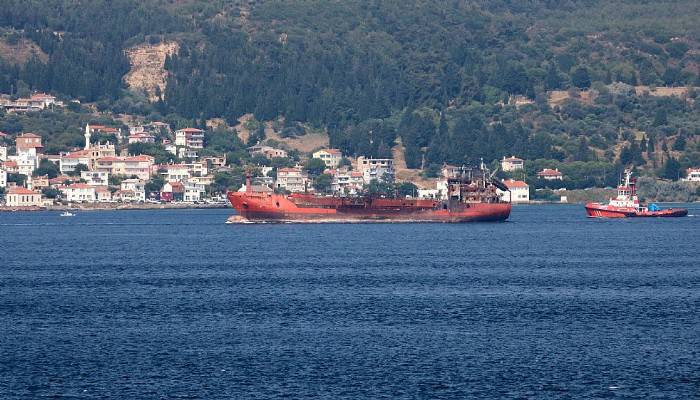 Kerç Boğazı'ndaki yangında zarar gören gemi, Çanakkale Boğazı'ndan geçirildi