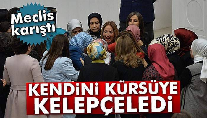  Kendini kürsüye kelepçeledi