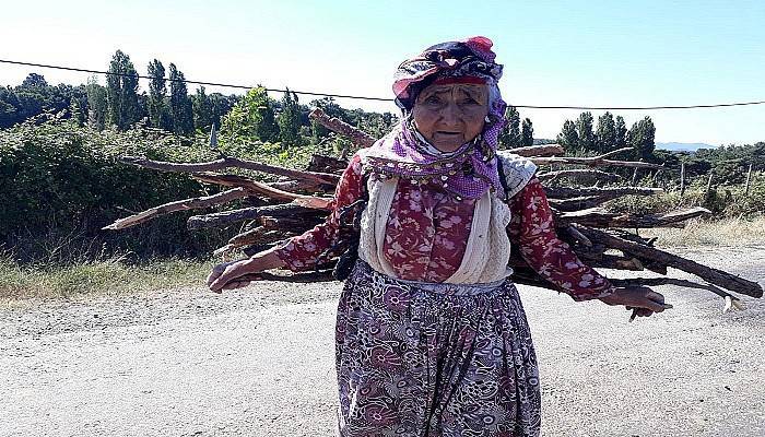 94 yaşında, kışlık odununu sırtında taşıyor